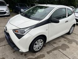 Weiß Gebraucht 2021 Toyota Aygo Kleinwagen | 8.890 € (Fairer Preis)