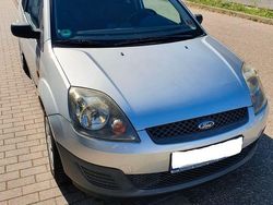 Grau Gebraucht 2006 Ford Fiesta Ambiente Limousine | 1.650 € (Fairer Preis)