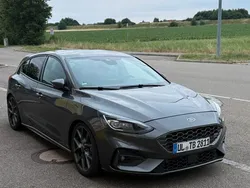 Grau Gebraucht 2020 Ford Focus ST Limousine | 20.799 € (Fairer Preis)
