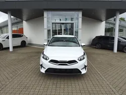 Schneeweiss Neu 2025 Kia Ceed Style Limousine | 25.200 € (Guter Preis)