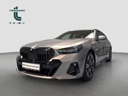 Grau Gebraucht 2024 BMW 520 Performance Kombi | 54.180 € (Guter Preis)