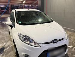 Weiß Gebraucht 2011 Ford Fiesta Titanium Kleinwagen | 4.099 € (Fairer Preis)