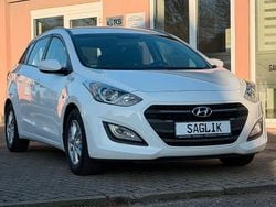Weiß Gebraucht 2016 Hyundai i30 Classic Limousine | 8.450 € (Fairer Preis)