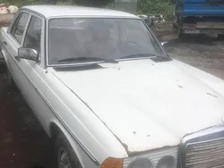 Weiß Gebraucht 1981 Mercedes 200 Limousine | 2.600 €