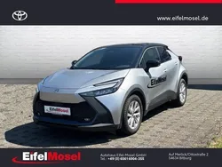 Shimmering silver metallic / dach schwarz Gebraucht 2023 Toyota C-HR Team SUV | 31.960 € (Superpreis)