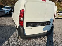 Weiß Gebraucht 2015 Opel Combo Kleinwagen | 3.000 € (Fairer Preis)