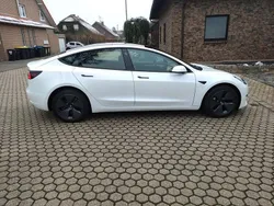 Weiß Gebraucht 2022 Tesla Model 3 Standard Range Plus Limousine | 24.900 € (Fairer Preis)