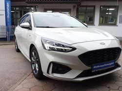 Metropolisweiß metallic Gebraucht 2020 Ford Focus ST-Line Kombi | 18.900 €