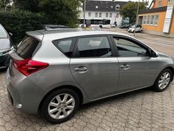 Grau Gebraucht 2013 Toyota Auris Life+ Limousine | 8.850 € (Guter Preis)