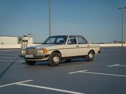 Grau Gebraucht 1981 Mercedes E230 Limousine | 18.000 €