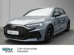 Grau (kemoragrau metallic) Neu 2025 Audi RS3 Sportback Comfort Kleinwagen | 65.849 € (Superpreis)