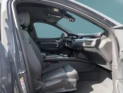 Grau Gebraucht 2024 Audi Q8 e-tron SUV | 60.149 € (Guter Preis)
