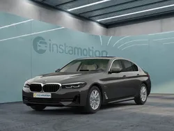 Grau Gebraucht 2022 BMW 520 Limousine | 33.240 € (Guter Preis)