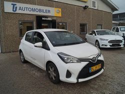 Weiß Gebraucht 2015 Toyota Yaris Comfort Van / Kleinbus | 3.500 €