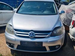 Silber Gebraucht 2005 VW Golf V Limousine | 800 €