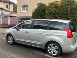 Grau Gebraucht 2012 Peugeot 5008 Van / Kleinbus | 6.750 €