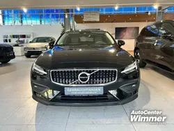 Farbe: schwarz Gebraucht 2019 Volvo V60 CC Pro Kombi | 31.900 € (Fairer Preis)