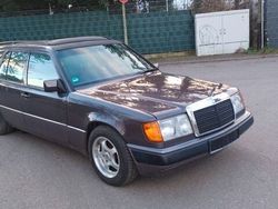 Violet Gebraucht 1992 Mercedes E230 Kombi | 2.900 €