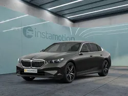 Grau Gebraucht 2024 BMW 520 M Sport Limousine | 61.349 € (Etwas zu teuer)