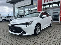 Schneeweiß Gebraucht 2021 Toyota Corolla Team Limousine | 17.780 € (Fairer Preis)
