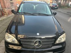Schwarz Gebraucht 2001 Mercedes ML320 SUV | 3.890 €