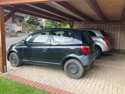 Schwarz Gebraucht 2000 Toyota Yaris Kleinwagen | 1.500 € (Etwas zu teuer)