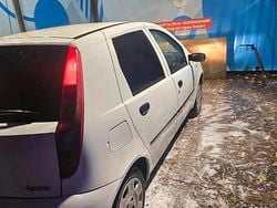 Weiß Gebraucht 2005 Fiat Punto Kleinwagen | 1.250 €