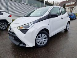 Weiß Gebraucht 2021 Toyota Aygo Business Edition Kleinwagen | 11.490 € (Fairer Preis)