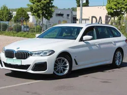 Alpinweiss iii Gebraucht 2022 BMW 520 M Sport Kombi | 30.390 € (Fairer Preis)