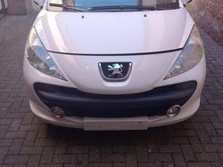 Weiß Gebraucht 2009 Peugeot 207 Limousine | 950 €
