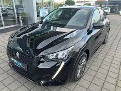 Schwarz Neu 2024 Peugeot e-208 Allure Kleinwagen | 26.600 €