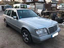 Silber Gebraucht 1995 Mercedes E220 Kombi | 1.700 €