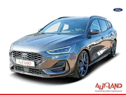 Grau (metallic) Gebraucht 2024 Ford Focus ST Kombi | 35.990 € (Fairer Preis)