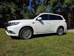 Weiß Gebraucht 2020 Mitsubishi Outlander P-HEV Diamant Edition SUV | 23.500 € (Fairer Preis)