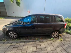 Schwarz Gebraucht 2011 Opel Zafira Van / Kleinbus | 2.750 € (Fairer Preis)