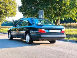 Blau Gebraucht 1988 Mercedes 200 Limousine | 1.988 €