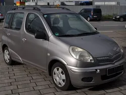 Grau Gebraucht 2003 Toyota Yaris Verso Van / Kleinbus | 2.790 € (Superpreis)