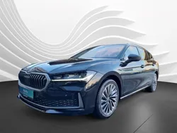 Schwarz (onyxschwarz metallic) Gebraucht 2024 Skoda Superb LAURIN & KLEMENT Kombi | 37.890 €