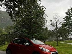 Rot Gebraucht 2015 Peugeot 208 Allure Kleinwagen | 10.400 € (Fairer Preis)