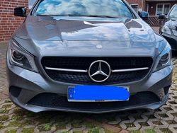 Grau Gebraucht 2015 Mercedes CLA220 Shooting Brake Urban Kombi | 17.950 € (Guter Preis)
