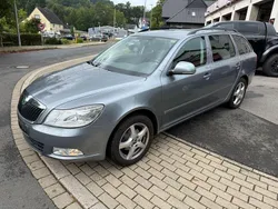 Grau Gebraucht 2012 Skoda Octavia Kombi | 5.900 € (Guter Preis)
