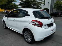 Weiß Gebraucht 2015 Peugeot 208 Kleinwagen | 4.300 € (Fairer Preis)