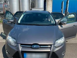 Grau Gebraucht 2011 Ford Focus Kombi | 4.700 €