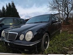Schwarz Gebraucht 2001 Mercedes E280 Limousine | 4.000 € (Etwas zu teuer)