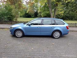 Blau Gebraucht 2014 Skoda Octavia Ambition Kombi | 8.250 € (Guter Preis)