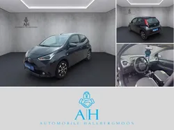 Grau Gebraucht 2021 Toyota Aygo X-play Kleinwagen | 9.900 € (Fairer Preis)