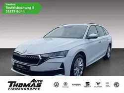Moonweiss metallic Gebraucht 2024 Skoda Octavia Selection Kombi | 32.880 € (Fairer Preis)