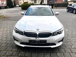 Weiß Gebraucht 2022 BMW 320 Comfort Edition Kombi | 24.950 €
