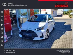 Schneeweiß Gebraucht 2023 Toyota Yaris Comfort Kleinwagen | 16.980 € (Fairer Preis)