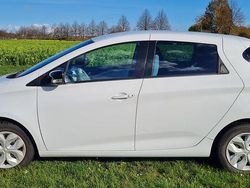 Weiß Gebraucht 2016 Renault Zoe Life Kleinwagen | 5.990 € (Fairer Preis)